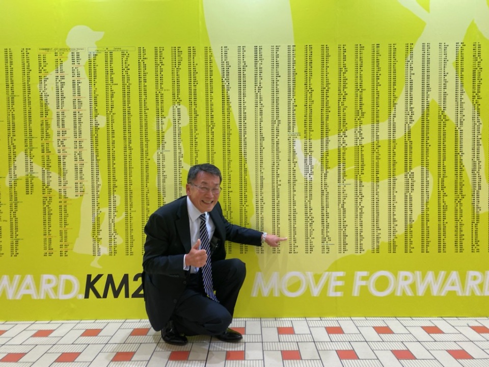 �y�O���̎�t���z����p�l���ɖ�1��3��l�̃����i�[�����c